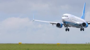 Boeing 737 yaklaşıyor ve iniyor.