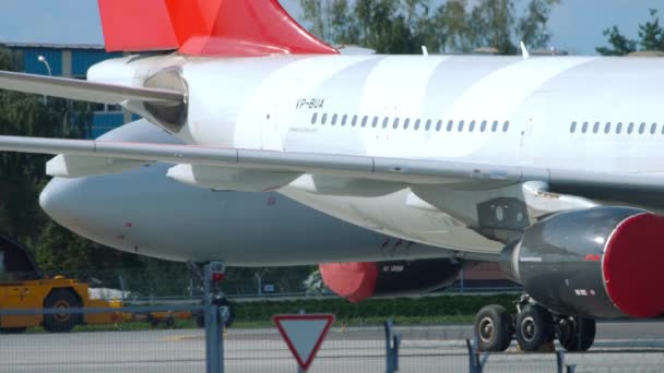 Airbus 330 bogseras för underhåll — Stockvideo