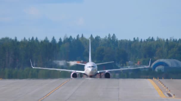 Aeroflot Boeing 737 rullaggio di linea dopo l'atterraggio — Video Stock