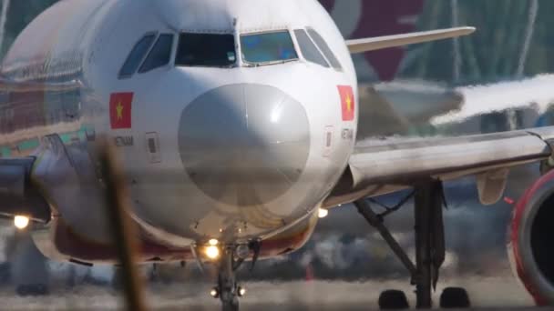 Злітно-посадкова смуга Vietnam Air Airbus A320 перед від'їздом — стокове відео