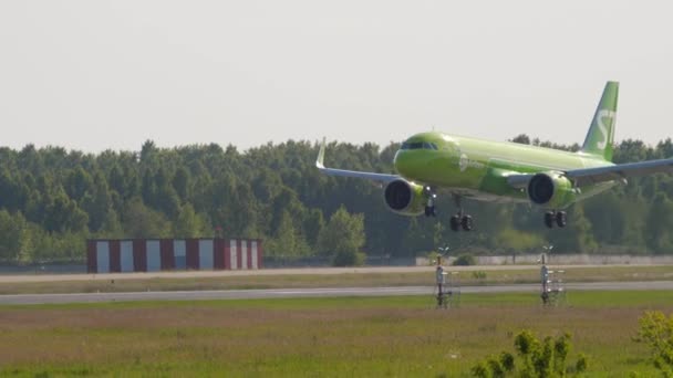 S7 Airlines Airbus A320 atterra a Novosibirsk — Video Stock