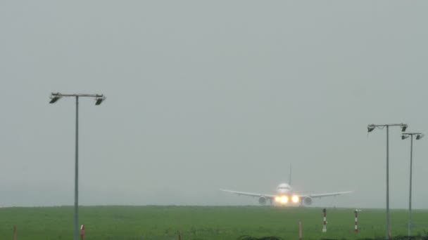 Avión aterrizando en condiciones de niebla. — Vídeo de stock