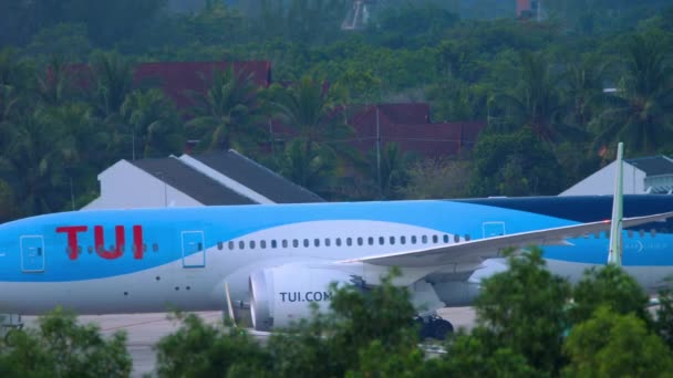 TUI Airways Boeing 787 Dreamliner sendo empurrado para trás do estacionamento antes da partida — Vídeo de Stock