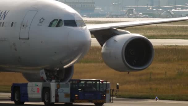 Airbus 340 remorquage du service, gros plan — Video