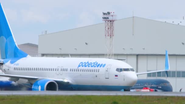 Boeing 737 rollt nach der Landung — Stockvideo