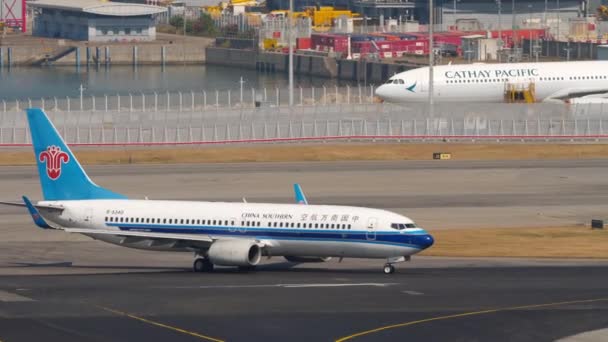Avião taxiando antes da partida do Aeroporto Internacional de Hong Kong — Vídeo de Stock