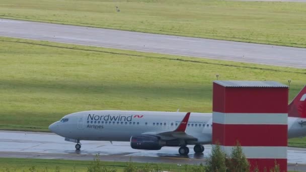 착륙 후 시험 비행을 하는 보잉 737 항공기 — 비디오