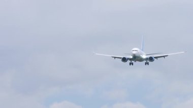 Boeing 737 yaklaşıyor ve iniyor.