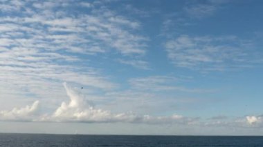 Denizde yüzen bulutların hızlandırılmış görüntüleri.