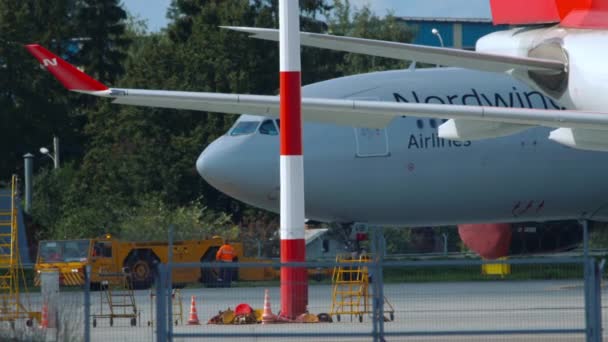 Airbus 330 a ser rebocado para manutenção — Vídeo de Stock