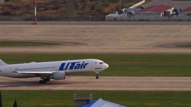 Взлет авиалайнера Utair Boeing 767. — стоковое видео