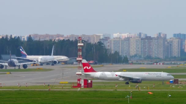 Vliegtuigen verkeer op Sheremetyevo luchthaven, Moskou. — Stockvideo