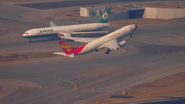 Avião Airbus A330 com partida de Hong Kong. — Vídeo de Stock