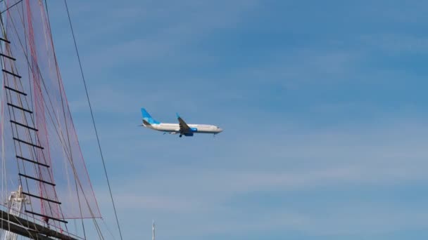 Avión acercándose al aeropuerto sobre el mar. — Vídeos de Stock