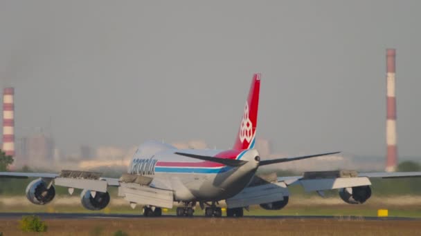 Cargolux Boeing 747 hava yük gemisi indikten sonra fren yapıyor. — Stok video