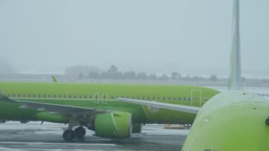 S7 Airlines Airbus A320 havalanmadan önce taksicilik yapıyor.