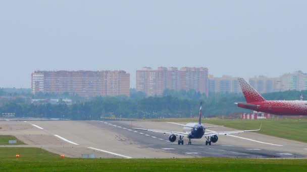 Ruch lotniczy na lotnisku Sheremetyevo, Moskwa. — Wideo stockowe