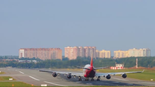 Großraumflugzeug beschleunigt zum Start — Stockvideo