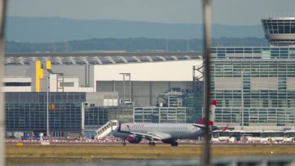 Regionální přistání a zpomalení tryskových letadel na dráze — Stock video