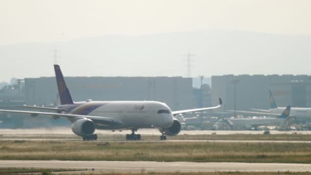 Thai Airways Airbus A350 taxiagem — Vídeo de Stock