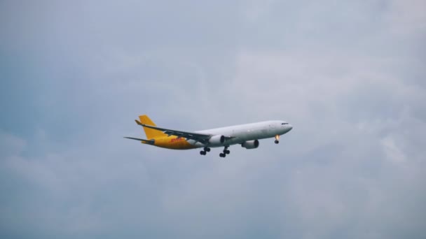 Airbus A330 Samolotowy frachtowiec DHL zbliża się — Wideo stockowe