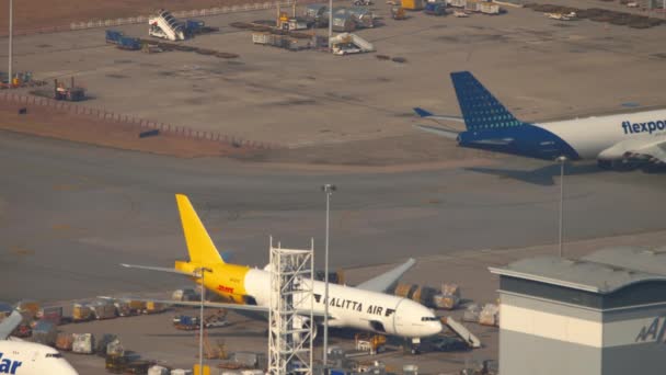 Blick aus der Vogelperspektive auf das Vorfeld des Frachtterminals des Flughafens Hongkong. — Stockvideo
