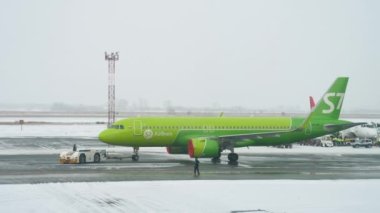 Airbus A320 uçağı bakım için çekiliyor.