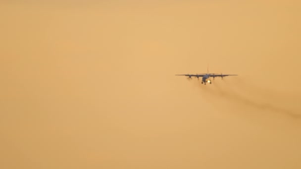 Avion cargo militaire approchant de la piste — Video