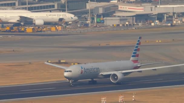 American Airlines Boeing 777 partenza da Hong Kong — Video Stock