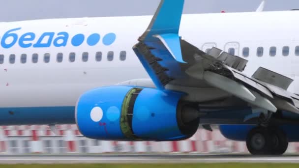 Pobeda Boeing 737 landing — Stock Video