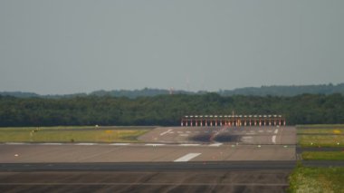 Düsseldorf Havaalanı pistinde.