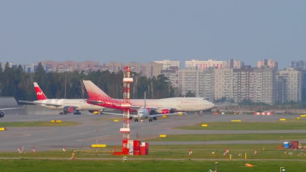 Flugverkehr auf dem Moskauer Flughafen Scheremetjewo. — Stockvideo