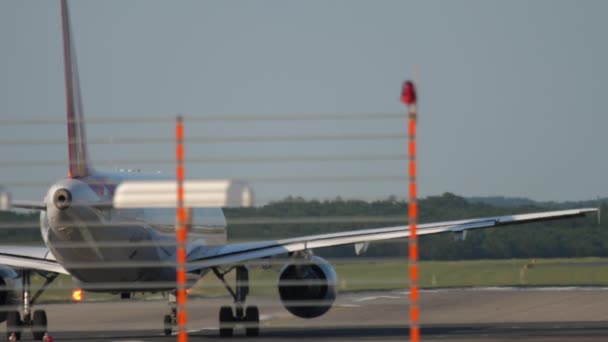 Avião antes da descolagem em Dusseldorf — Vídeo de Stock