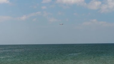 Okyanusun üzerinde bir uçak