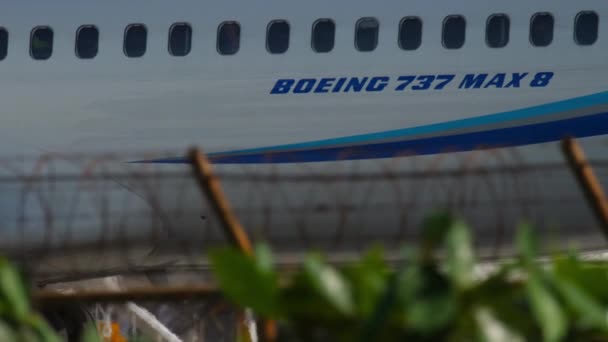 Boeing 737 MAX 8 taksinin yakın çekimi. — Stok video