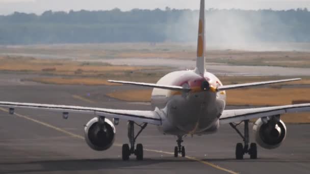 Vista traseira de um avião taxiando — Vídeo de Stock