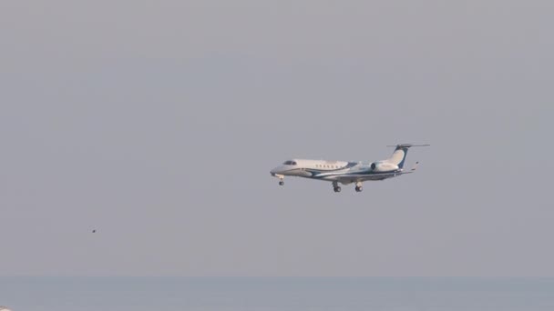 Embraer Legado aterrissando em Sochi — Vídeo de Stock