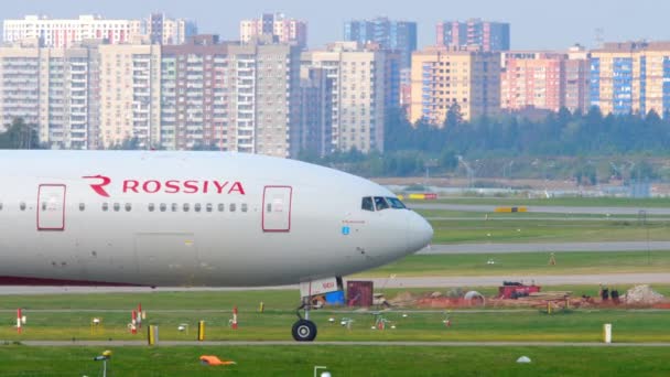 Rossiya Airlines taxiing to the runway — Stock Video