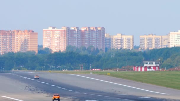 Vue de la piste de l'aéroport — Video