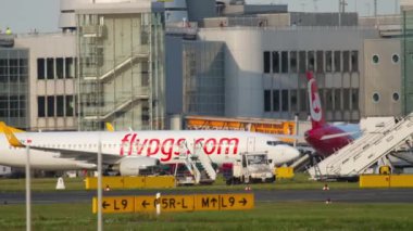 Pegasus Düsseldorf 'a uçuyor.