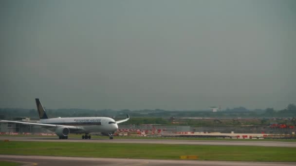 Singapur Havayolları uçağı havalanıyor. — Stok video