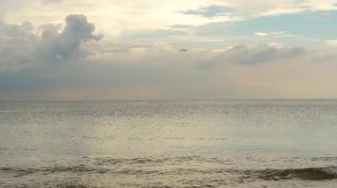 Uçak inmek için iniyor.