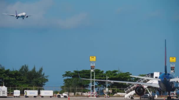 Boeing Thai Airways landar på Phuket — Stockvideo