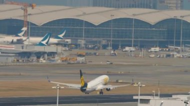 Moğol Havayolları Hong Kong Havaalanı 'ndan kalkıyor..