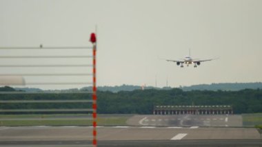 Uçak Düsseldorf 'a inmek için iniyor.