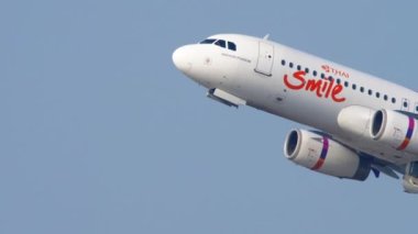 Uçak kalkıyor ve iniş takımlarını geri çekiyor.