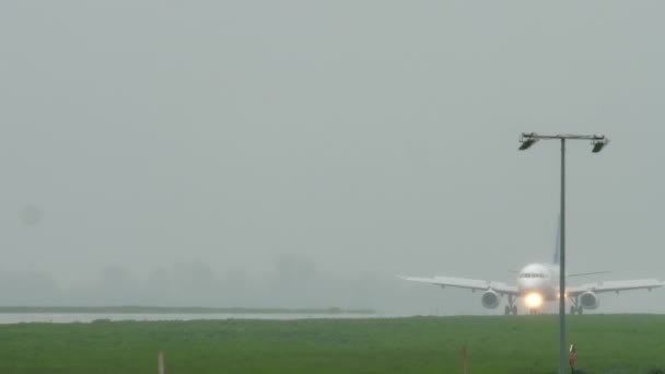 Air Astana saktar ner i kraftigt regn — Stockvideo