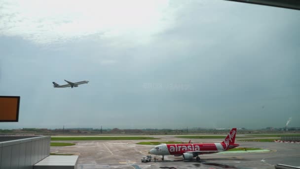 View from the terminal window of the plane taking off — Stock Video