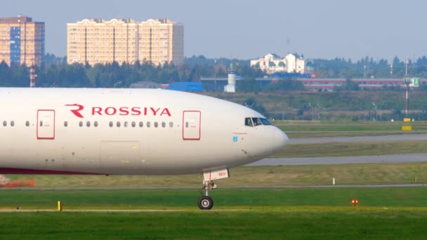 Rossiya Airlines Boeing 777 taxiing — Stock Video