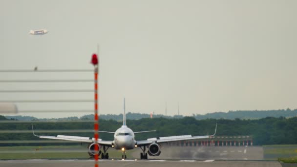 Eurowings Airbus A320 eingetroffen — Stockvideo